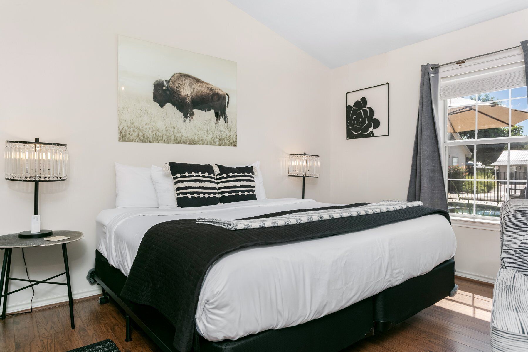 Main Street Retreat Humble Plum | King Bed | Shared  Hot Tub/Pool Access
