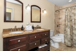 Combined shower/tub, hair dryer, towels