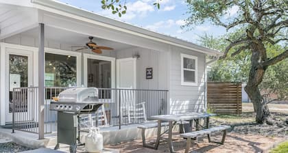 Texas 2 Suites | 2/2 Farm house | Close to 290 Wine Trail