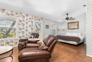 Een strijkplank/strijkijzer, gratis wifi, beddengoed