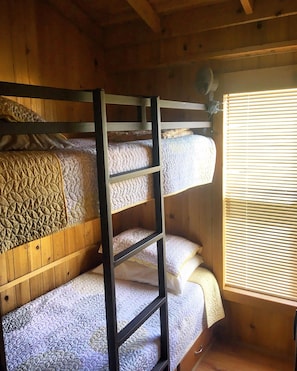 2 habitaciones, tabla de planchar con plancha y ropa de cama