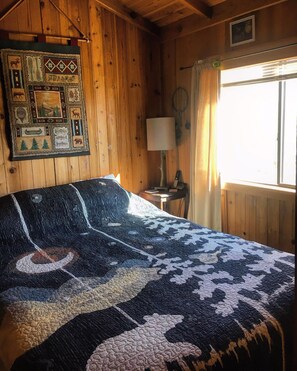 2 habitaciones, tabla de planchar con plancha y ropa de cama