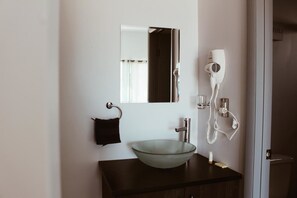Shower, rainfall showerhead, free toiletries, hair dryer - Quintas Marlet en la ruta del vino (Valle de Guadalupe)