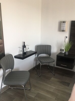 Villa Deluxe | Minibar con artículos gratuitos y decoración individual