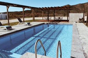 Seasonal outdoor pool, open 10:00 AM to 6:30 PM, pool umbrellas - Quintas Marlet en la ruta del vino (Valle de Guadalupe)