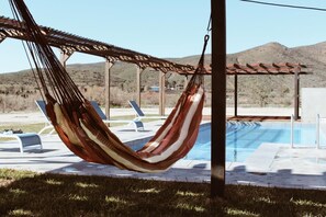 Alberca al aire libre por temporada y sombrillas en la alberca