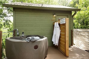 Outdoor spa tub