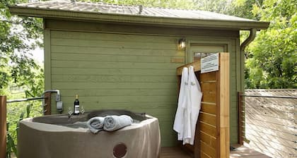 Ehdottomasti viehättävä Leahs-parvi, viihtyisä Studio-tyylisviitti, queen-vuode, kävele Main!