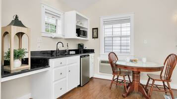 Réfrigérateur, micro-ondes, cafetière/bouilloire