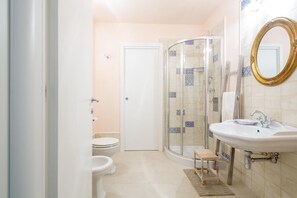Douche, serviettes fournies, savon, shampoing