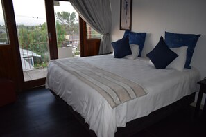 Standard House | Individually decorated, individually furnished, free WiFi, bed sheets - Oudtshoorn Homestay Accommodation (Oudtshoorn)