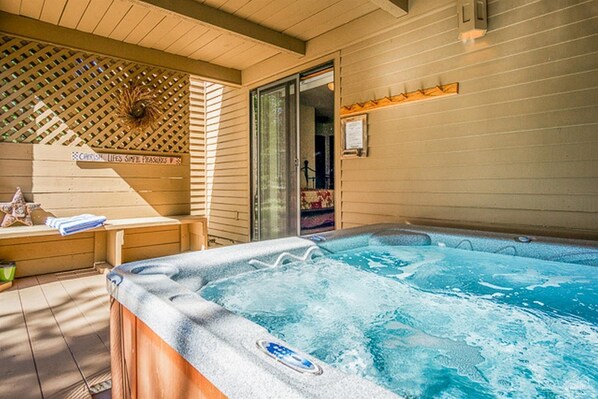 Ein Whirlpoolbereich mit einer Holzterrasse, einer Bank und einem Schild mit der Aufschrift 'CHESTNUT LIVES SIMPLE HEALTH'.
