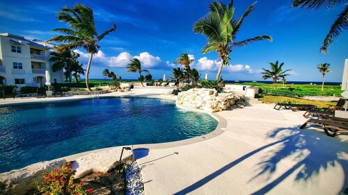 Couple’s Retreat! Condo with ocean views, pool, and hottub! 