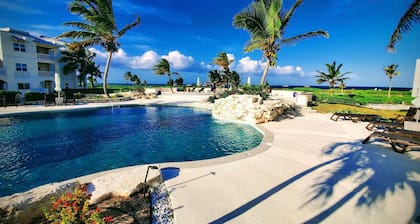 Coupleâs Retreat! Condo with ocean views, pool, and hottub!