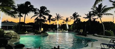 Una piscina al aire libre, una piscina climatizada