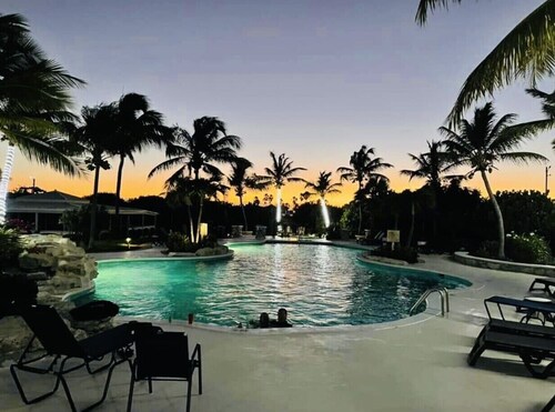 Couple’s Retreat! Condo with ocean views, pool, and hottub!