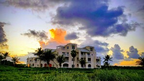 Exterior - Couple’s Retreat! Condo with ocean views, pool, and hottub! (Providenciales)