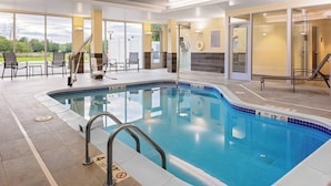 Une piscine à l’eau claire, un poste de surveillance pour le sauveteur et un panneau indiquant qu’il est interdit de plonger.