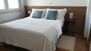 Appartement (2+2) | Luxe beddengoed, een kluis op de kamer, een bureau