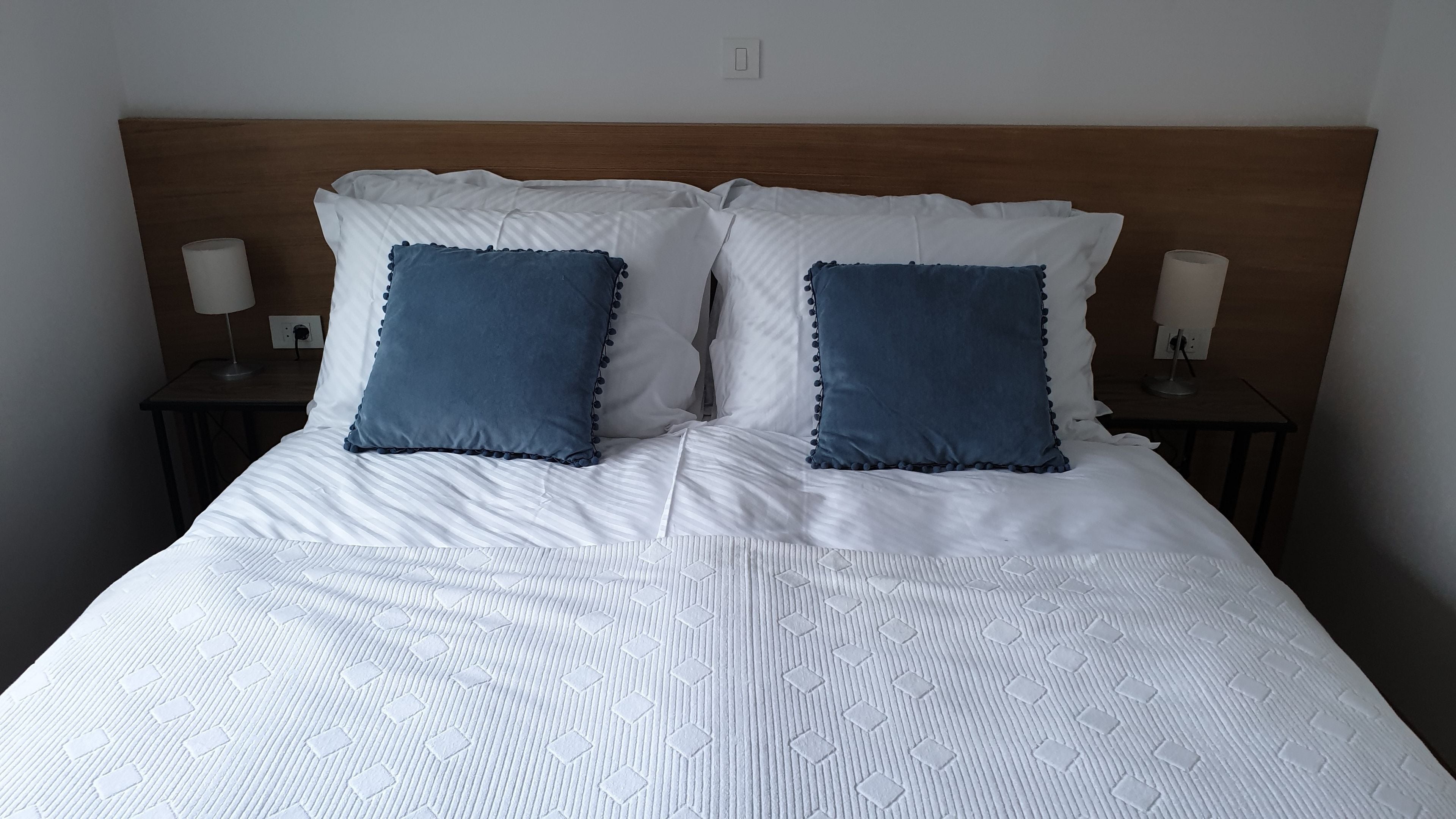 Ropa de cama de alta calidad y caja de seguridad en la habitación 