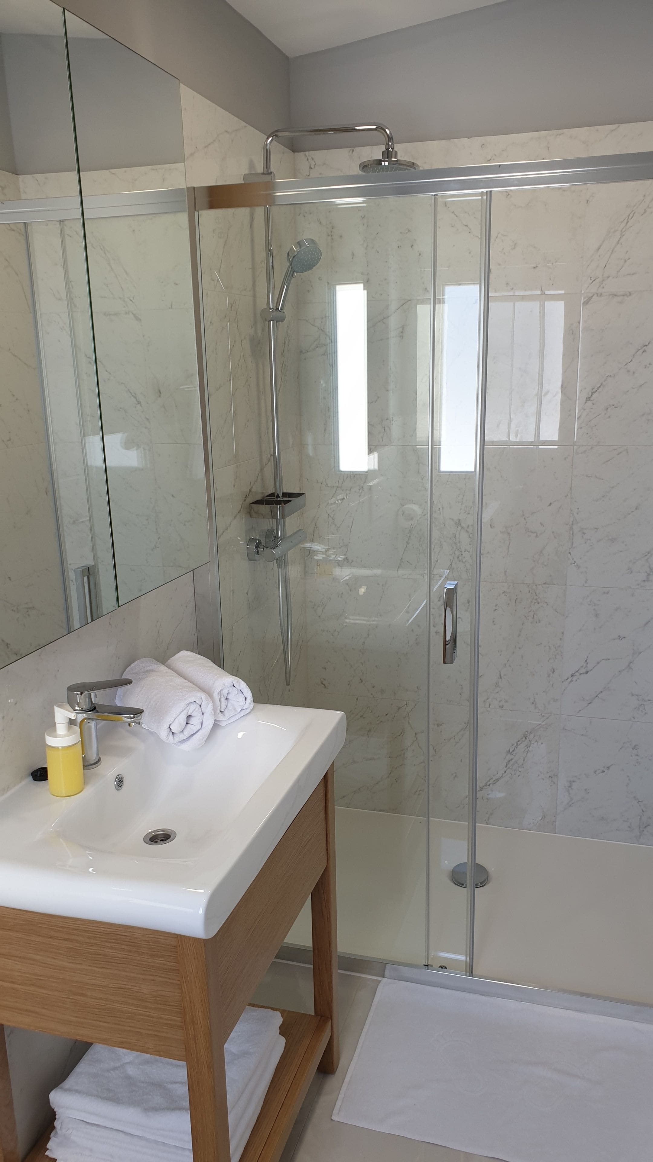 Apartment (2+2) | Bathroom | Shower, rainfall showerhead, hair dryer, towels