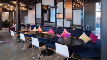 2 restaurants; breakfast and dinner served