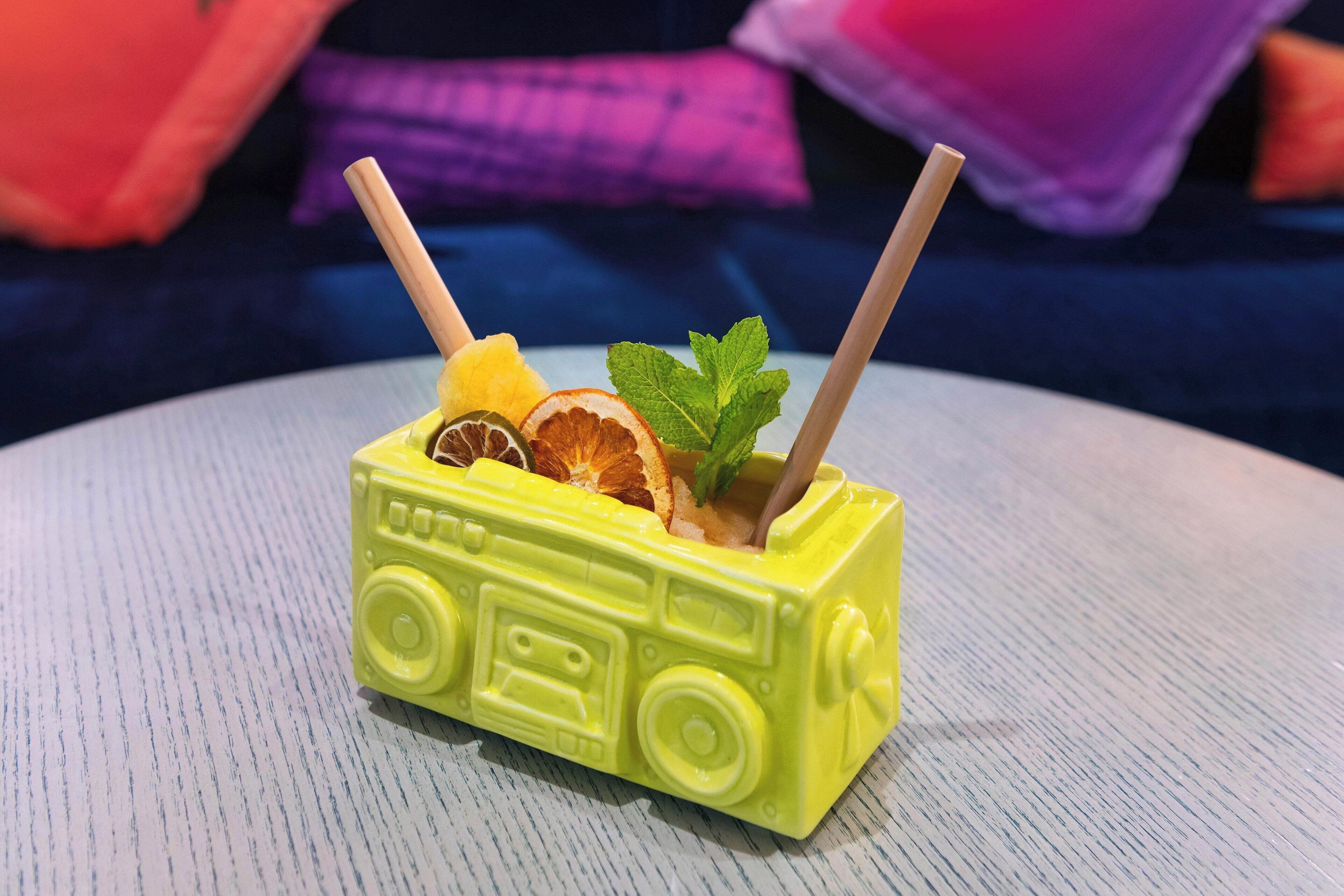 2 restaurants, breakfast served