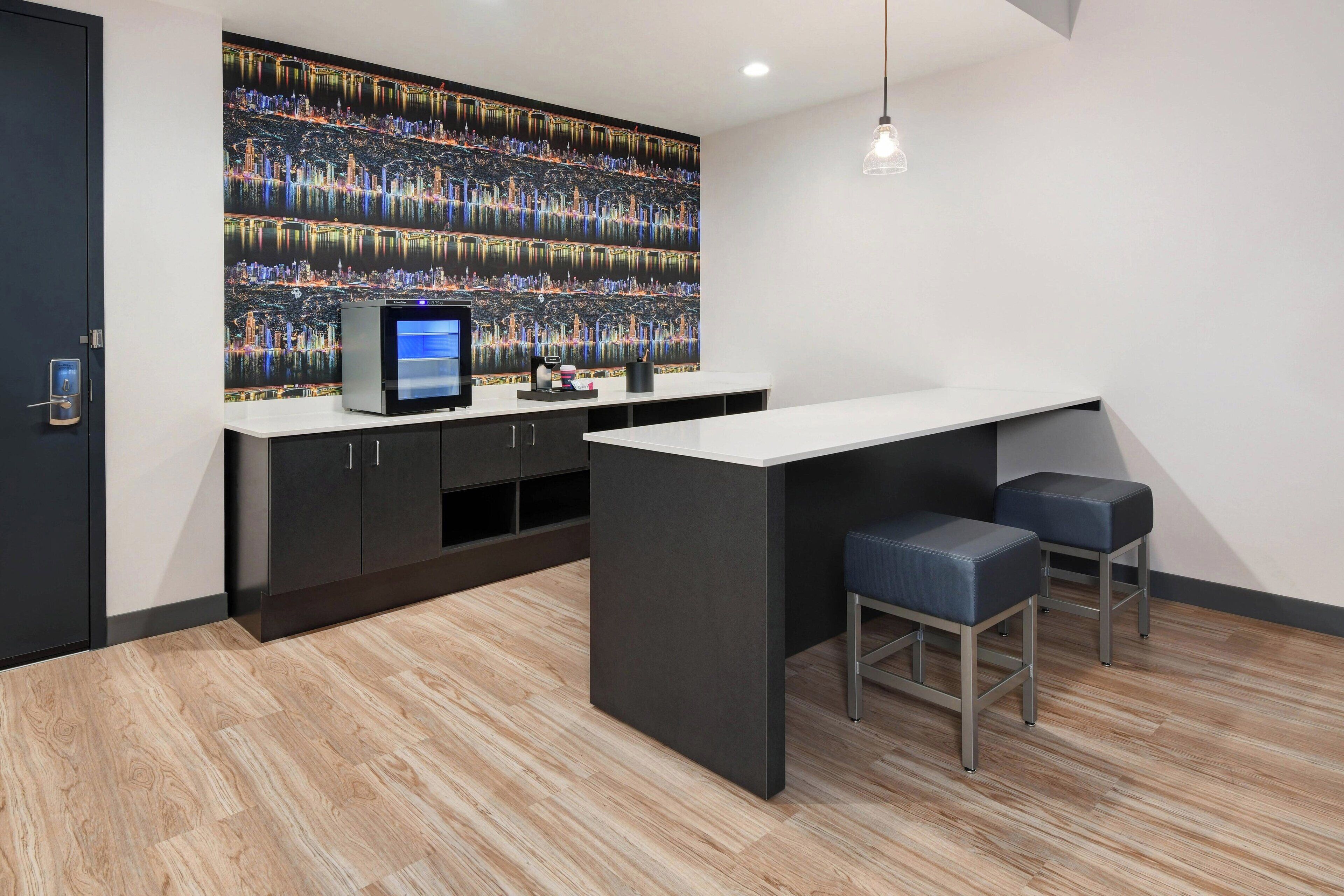 suite, 1 king bed | bar (on property)