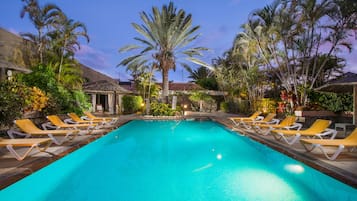 Una piscina al aire libre, una piscina climatizada