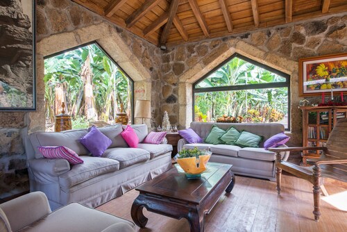 Quiet Picturesqe Banana plantation, Heated pool, walking distance to shops&rest