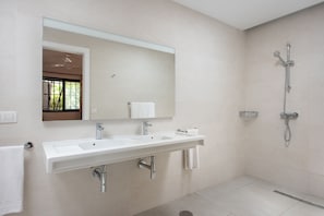 Shower, hair dryer, towels, toilet paper - Quiet Picturesqe Banana plantation, Heated pool, walking distance to shops&rest (San miguel de Abona)