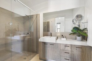 Badewanne, Haartrockner, Handtücher, Shampoo