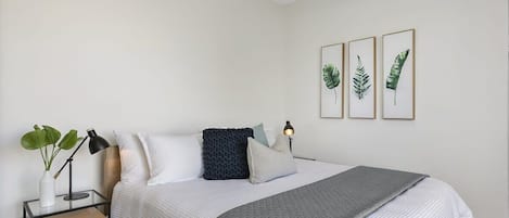 3 habitaciones, escritorio y tabla de planchar con plancha