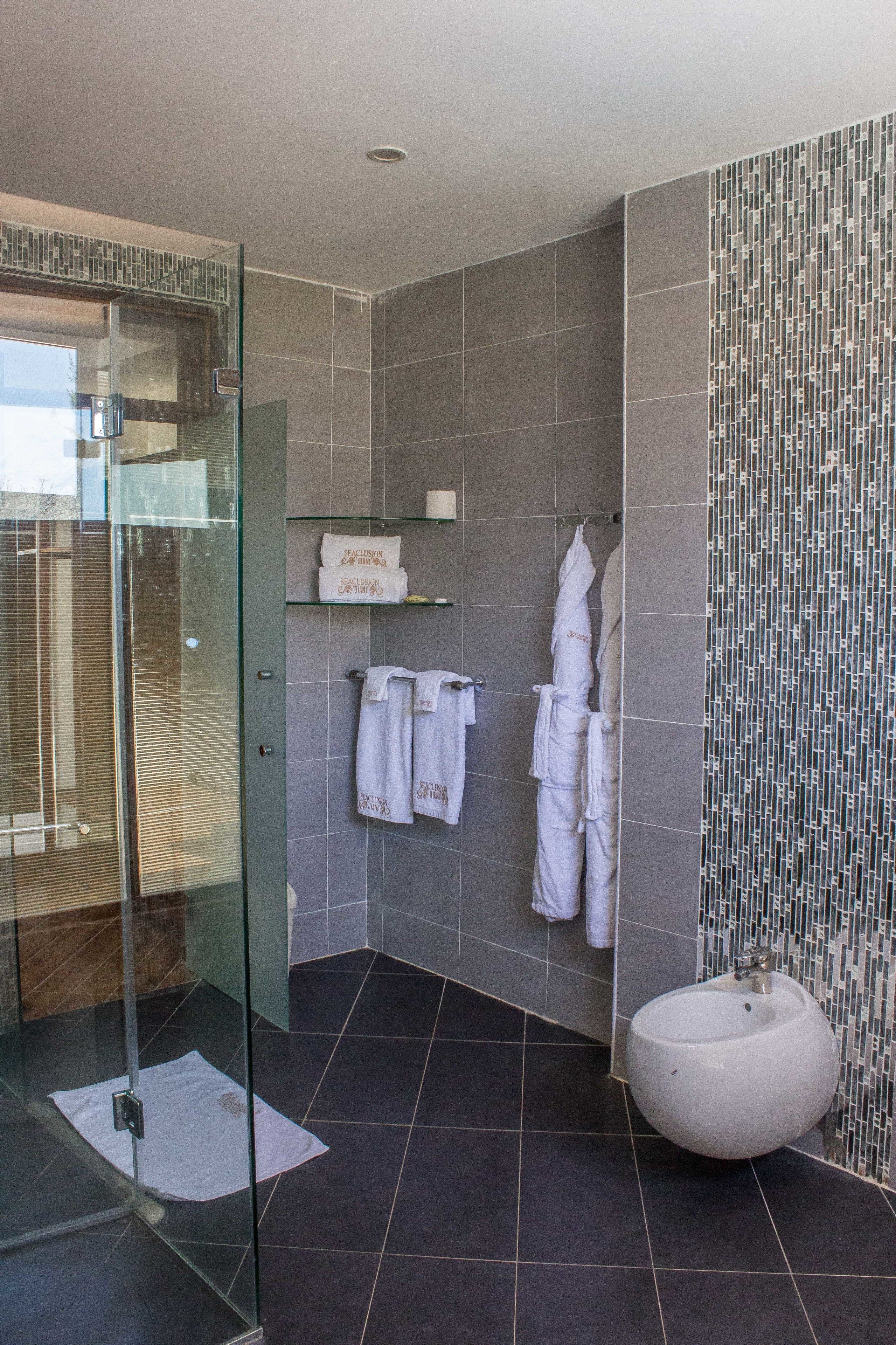 Comfort Double Room | Bathroom | Rainfall showerhead, free toiletries, hair dryer, bathrobes