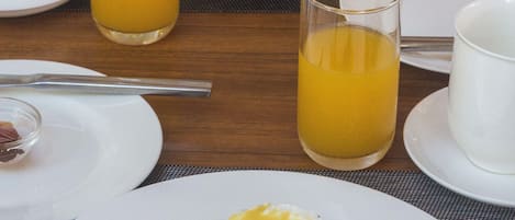 Un desayuno con tostadas, huevos y jugo.