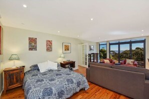 5 bedrooms, desk, iron/ironing board, WiFi - Narrow Neck Views - Spacious Mountains Home with Stunning Views! (Katoomba)
