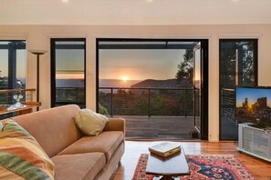 Una Smart TV, una chimenea, una consola de videojuegos