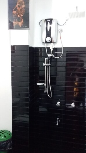 Kahden hengen deluxe-huone, 1 suuri parisänky, tupakointi kielletty, näköala puutarhaan | Kylpyhuone | Suihku, sadesuihkupää, bidee, pyyhkeet