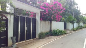 Property entrance - Sanjee'sHome (Bentota)