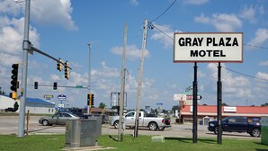 Motellin kyltti, jossa lukee ”GRAY PLAZA MOTEL”, ja katukyltti, jossa lukee ”Russell St.”