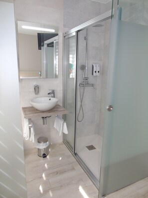Double Room (Extra) | Premium bedding, memory foam beds, soundproofing, free WiFi - Casa San Nicolás (Portomarin)