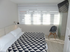 Double Room (Extra) | Premium bedding, memory-foam beds, soundproofing, free WiFi - Casa San Nicolás (Portomarin)