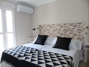 Double Room | Premium bedding, memory foam beds, soundproofing, free WiFi - Casa San Nicolás (Portomarin)