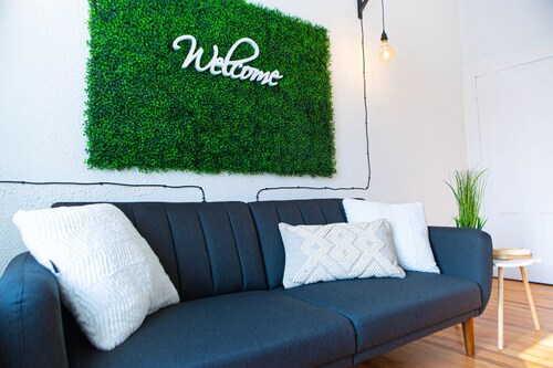 Beautiful Apt ONE STOP from Manhattan