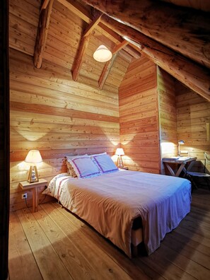 4 bedrooms, desk, iron/ironing board, free WiFi