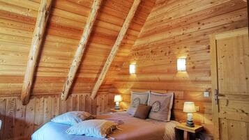 4 slaapkamers, een bureau, een strijkplank/strijkijzer, gratis wifi