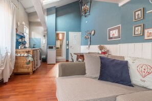 Flat-screen TV, books - Cà Falier spacious bright and refined apartment  (Venezia)