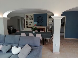 Fernseher, Kamin, DVD-Player, Tischtennisplatte