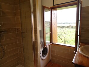 Douche, sèche-cheveux, serviettes fournies, savon