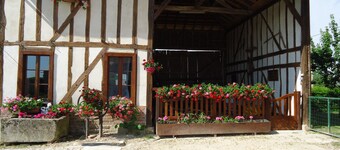 Rest on the farm with our 10 horses in the heart of nature.  Wifi works.